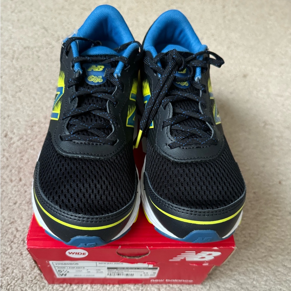 Boys NWT New Balance Wide width sneakers size 5.5